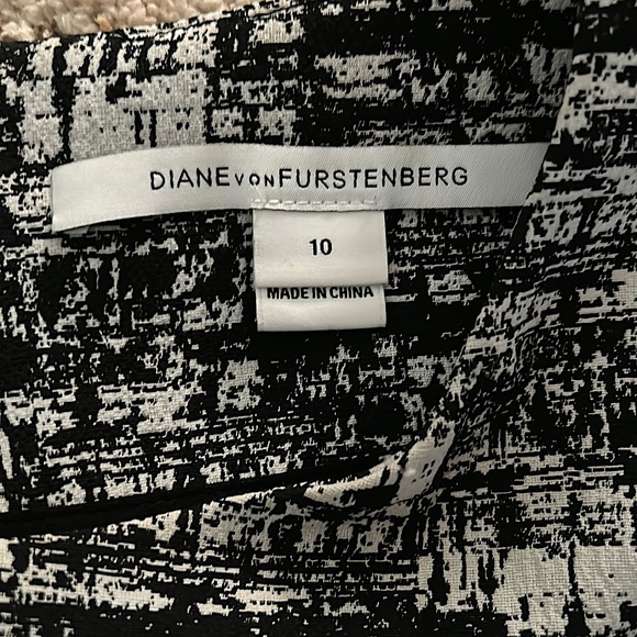 Diane Von Furstenberg Black/White Abstract Sleeveless Sheath Dress **Size 10** - Picture 4 of 5